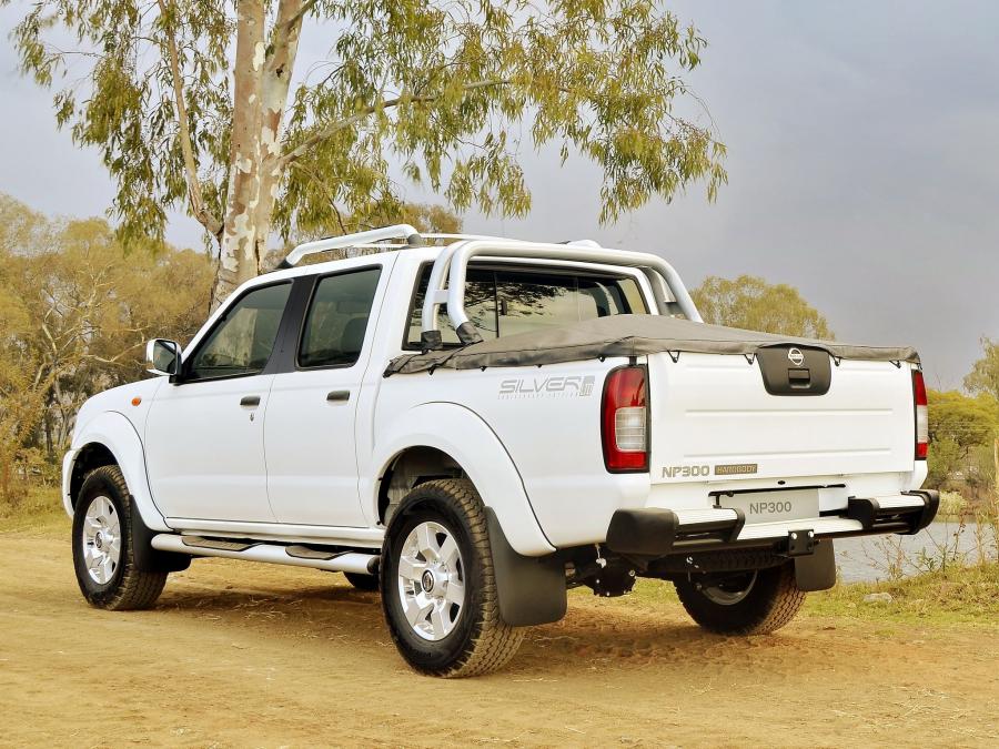  Nissan NP300 Hardbody Silver Double Cab 2013 года  (фото 2 из 4)